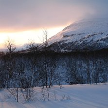 Njulla (Nuolja?) sett fr&aring;n Bj&ouml;rkliden en solig k. Foto: Erik Thorsell.