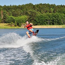 Denna &aring;kare &auml;r ganska ny p&aring; wakeboard och s&aring;le. Foto: Daniel Skilberg.