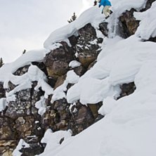 Jag tar ett dubbeldrop i Kickings backcountry.. Foto: Amelie Johnsson. &Aring;kare: Emil Rydell.
