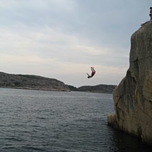 Vi var och hoppade p&aring; en trettonmeters klippa und. Foto: Gustav Djurberg. &Aring;kare: Martin Tottie.
