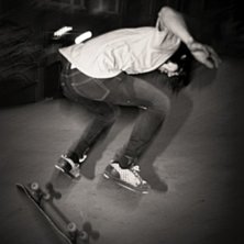 Jag t&auml;nkte ta en svartvit skatebild och Gabbe had. Foto: Mattis Johansson. &Aring;kare: Puckelkillen Gabbe.