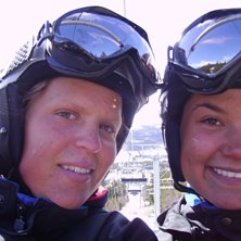 Tv&aring; skidl&auml;rare med f&ouml;rstora googles p&aring; v&auml;g up. Foto: Jessica Lindstr&ouml;m. &Aring;kare: Jessica Lindstr&ouml;m och Sanna Sj&ouml;blom.