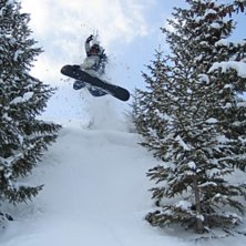 Backside Air f&ouml;rbi de enda granarna p&aring; orten. Foto: Erik Made. &Aring;kare: Tor Made.
