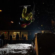 Det var sjukt sketchy att g&ouml;ra frontflip fr&aring;n en. Foto: Bj&ouml;rn Rosengren. &Aring;kare: Joakim Croy.