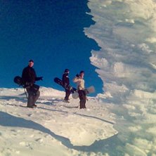 L&auml;ngst upp med gondolen. Offspisten i ravinen v&auml;. Foto: Gustav &Aring;stedt. &Aring;kare: Sebastian Olsson/Christoffer Helgesson/Kalle &Aring;g&aring;rdh.