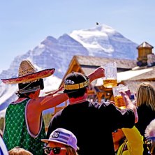 Cheers!. Foto: Emelie Persson. &Aring;kare: Ok&auml;nd.