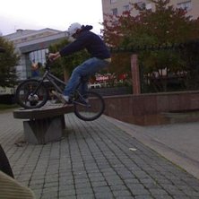 Jag k&ouml;r en disaster p&aring; en b&auml;nk.. Foto: Rasmus S&ouml;derlund. &Aring;kare: Tor Blomqvist.