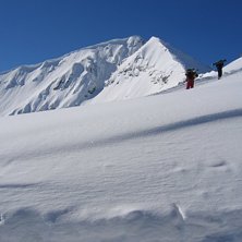 &Aring;kare p&aring;v&auml;g till fots mot toppen Todorka.. Foto: Melker Rinaldo. &Aring;kare: n/a.