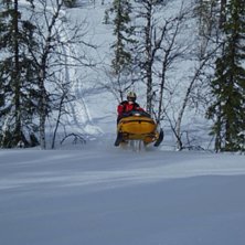 Leker med mxz:zn :=) Den gick ju fint i backarna !. Foto: Olov Nystr&ouml;m. &Aring;kare: Arvid nystr&ouml;m.