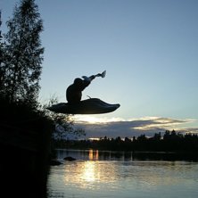 anton hoppar/&aring;ker med forskajak fr&aring;n rampen ut i. Foto: jonas nyberg. &Aring;kare: anton.