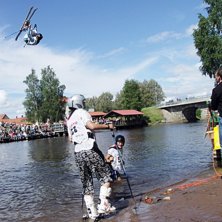 Frontflip p&aring; midsommar. Foto: Dd. &Aring;kare: Jag / Alexander Lindquist.