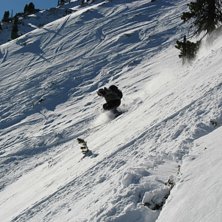 Testar om man kan &aring;ka offpist p&aring; bara 3 dm sn&ouml;. Foto: Sebastian Lindroos. &Aring;kare: Daniel &Ouml;kvist.