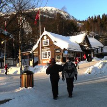 f&ouml;rsta solstr&aring;larna n&aring;r byn.... Foto: Robert Didriksson. &Aring;kare: Bergbanan.