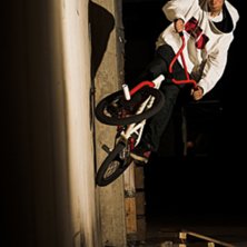 Liten wallride i parkeringsgarage.. Foto: Jesper Fransson (jag som har st&auml;llt in kamera och ljus, han trycker av). &Aring;kare: Jonas Sj&ouml;beck (Jag).