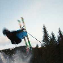 Vi byggde ett litet backfliphopp en kv&auml;ll i Duved. Foto: Fredrik Nordqvist. &Aring;kare: Petter Lennartsson.