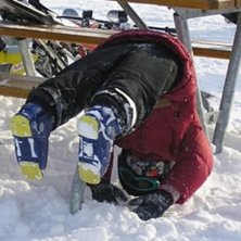 har man tr&aring;kigt s&aring; kan man h&auml;nga &ouml;ver en b&auml;nk. Foto: Johanna M&aring;rtensson. &Aring;kare: ungen.