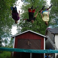jocke, ica &aring; karl g&ouml;r backflip br&ouml;vid varan p&aring;. Foto: Tommie Johansson. &Aring;kare: Jocke, Ica, Karl.