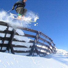 Tur att man har hj&auml;lm p&aring; sig n&auml;r huvudet huggs . &Aring;kare: CJ Ald&eacute;n.