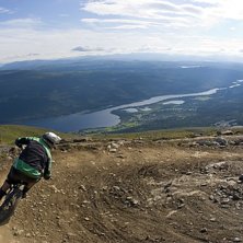 Sk&ouml;n kv&auml;ll p&aring; Skutan efter en pilsner i solsken. Foto: Tobias Liljeroth. &Aring;kare: Mattias Johansson.