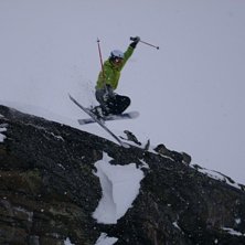 Ett ganska sk&ouml;nt cliffjump. Synd att det inte var. Foto: Oskar Andersson. &Aring;kare: Kim Gustavsson.