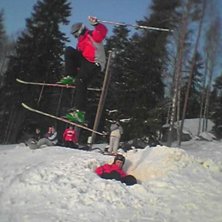 h&aring;ppar &ouml;ver t&ouml;nten adam. Foto: mangnus anker. &Aring;kare: nizze nilsson.