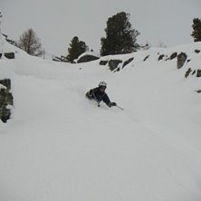 En ganska liten coloir, men r&auml;tt sk&ouml;n. Lite b&ouml;k. Foto: Vegard K&aring;sa. &Aring;kare: Patric Bergstr&ouml;m.