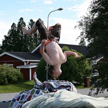 hade lite kul med madrasserna. Foto: mia. &Aring;kare: anton.