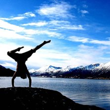 poserer p&aring; en holme under kajakktur. Litt modda... Foto: Eystein Berge. &Aring;kare: Andreas Remen Evensen.