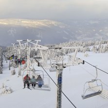Sol og sn&oslash;virvling i lufta!
Sola tvinger seg stad.