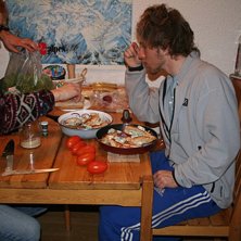 Carl och Johan f&ouml;rbereder kv&auml;llens festm&aring;ltid. . Foto: Waldemar Aspman. &Aring;kare: Carl Lannerstad, Johan Hasslow.