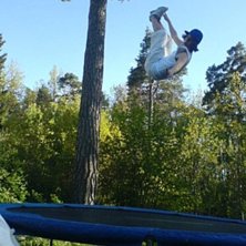 hoppar.. hehe. &Aring;kare: andreas bastin.