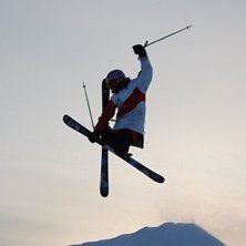 jag hoppar corner:D. Foto: Robin Bergstr&ouml;m. &Aring;kare: Rasmus Ros&eacute;n Lindahl.