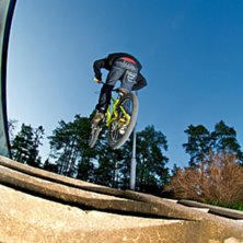 Hopp. Foto: Simon Pont&eacute;r. &Aring;kare: Joakim Nilsson.