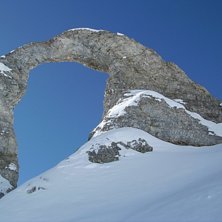 H&aring;l i berget, s&auml;gs att James Bond skall ha hoppa. Foto: Petter Olofsson.