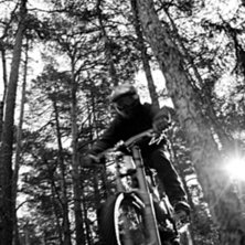 Jocke cyklar p&aring; en cykel.. Foto: Simon Berggren. &Aring;kare: Joakim Hedlund.