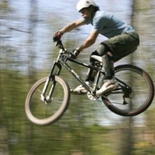 Ludde g&ouml;r en klockren X-up &ouml;ver f&ouml;rsta dubbelho. Foto: Mikael Happy. &Aring;kare: Ludde.