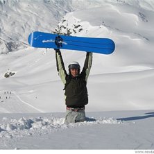 Han st&aring;r ej p&aring; kn&auml;na.. Foto: Kalle J&ouml;nsson. &Aring;kare: John Olsson.