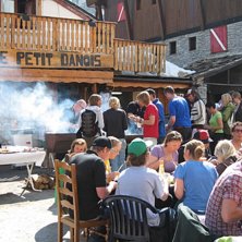 gratis k&auml;k och dryck lockade m&aring;nga. Foto: jag.