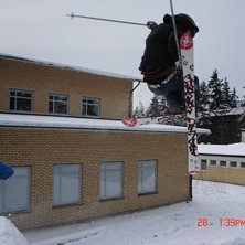 jag k&ouml;r en tailgrab p&aring; ett litet hopp p&aring; hemma . Foto: Niclas Gustafsson. &Aring;kare: Marcus Gustafsson.