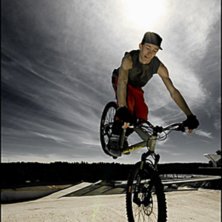 Soft ride p&aring; taket p&aring; en fabrik.
St&aring;r tv&aring; nam. Foto: Richard/Kristoffer. &Aring;kare: Kristoffer.