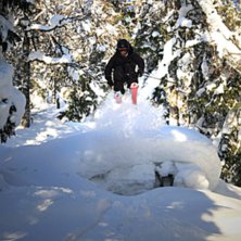 En av UHSKs unga freeridetalanger tar luft i Borga. Foto: Jonas Emilsson. &Aring;kare: Andr&eacute; Vik.
