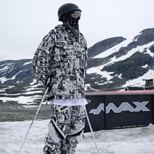 St&aring;r och chillar i duggregn p&aring; v&aring;ran sista boxs. Foto: Henrik Persson. &Aring;kare: Robbin G&auml;lliner.