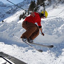 Lite annorlunda att bygga ett hopp p&aring; en parkerin. Foto: Erik Lidas Lidstr&ouml;m. &Aring;kare: Ole-kristian Str&ouml;m.