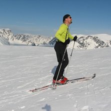 P&aring; vei mot Holmbukttind. Jiekkevarre i bakgrunnen. Foto: Roar Berg. &Aring;kare: Roar Berg.