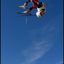 Marcus g&ouml;r en ostkrok ;-) i R&auml;ttviks vattenhopp . Foto: Emil Gustafson. &Aring;kare: Marcus Bystr&ouml;m.