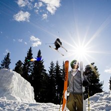 Jag st&aring;r och chillar medans Jonas (11bast) hoppar. Foto: Simon Pontare. &Aring;kare: Jag och jonas.