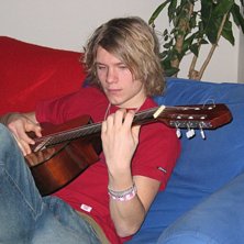 jag med skitgitarren.... Foto: jonas borg. &Aring;kare: &aring;kare?? jag sitter still.. jag sj&auml;lv...