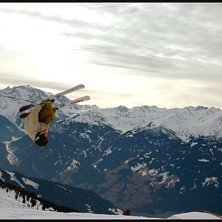 Underflip i ett st&ouml;&ouml;rt isigt hopp vid sidan av p. Foto: Carl Wikner. &Aring;kare: Joakim Croy.