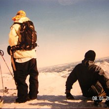 pj o gurre blickar ut fr&aring;n toppstugan. Foto: Jag. &Aring;kare: Pj, gurre.