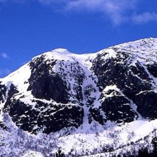 Ett berg med m&aring;nga or&ouml;rda repor, n&auml;ra gr&ouml;velsj. Foto: Jonas Davidsson. &Aring;kare: Or&ouml;rt, berg.